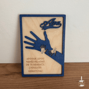 Apa és gyermekei kéz a kézben